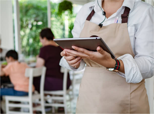 Empleado De Un Comercio Utilizando Una Tablet Para Gestionar Ventas Con Un Software Especializado.