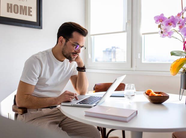 Imagen De Un Empresario Frustrado Mirando Su Computadora Con Una Hoja De Excel Abierta: &Quot;Gestionar La Empresa Con Excel Puede Causar Errores Y Pérdida De Tiempo.&Quot;